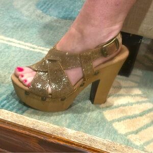Sbicca platform summer shoes sparkly tan buckle women’s size 6 EUC